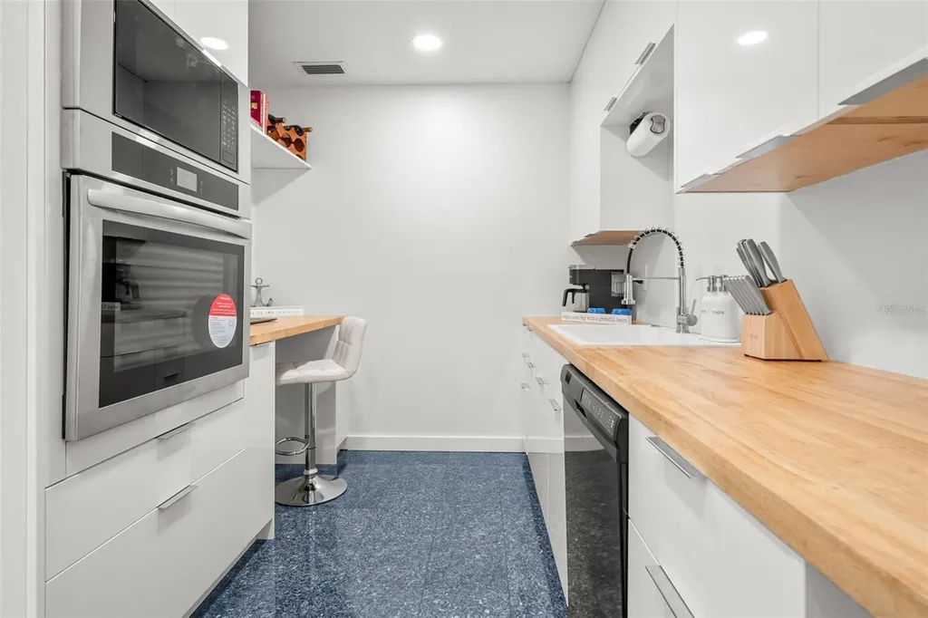 988 Boulevard Of The Arts Sarasota FL 34236