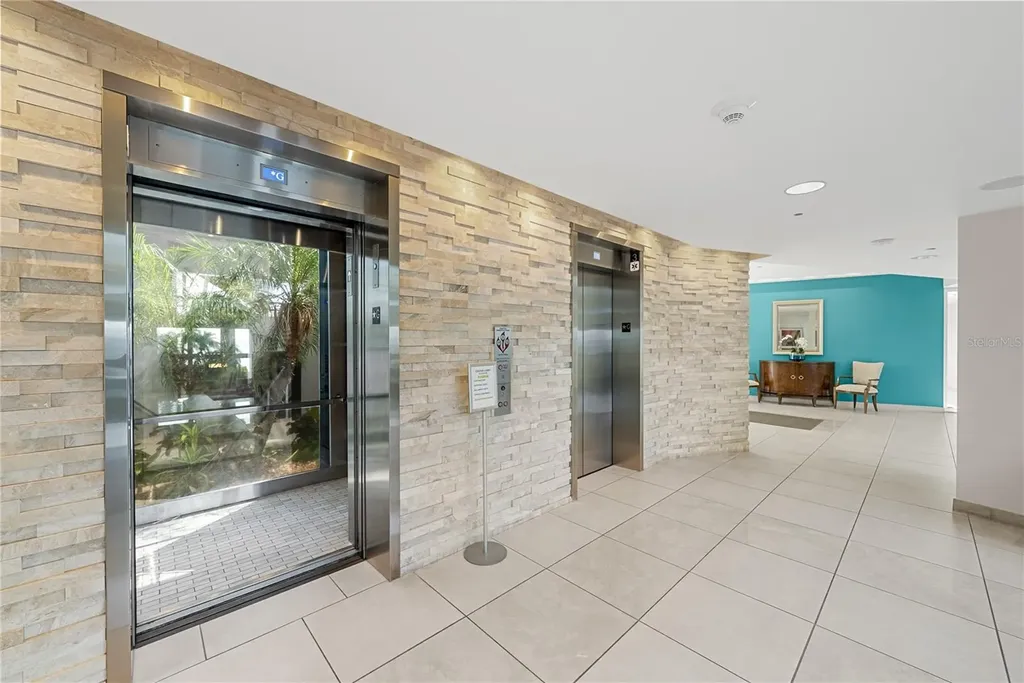 988 Boulevard Of The Arts Sarasota FL 34236