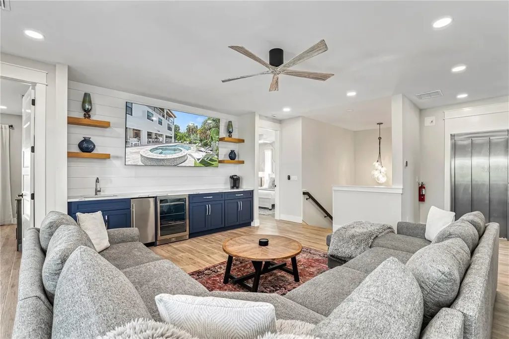 119 Avenida Messina Sarasota FL 34242