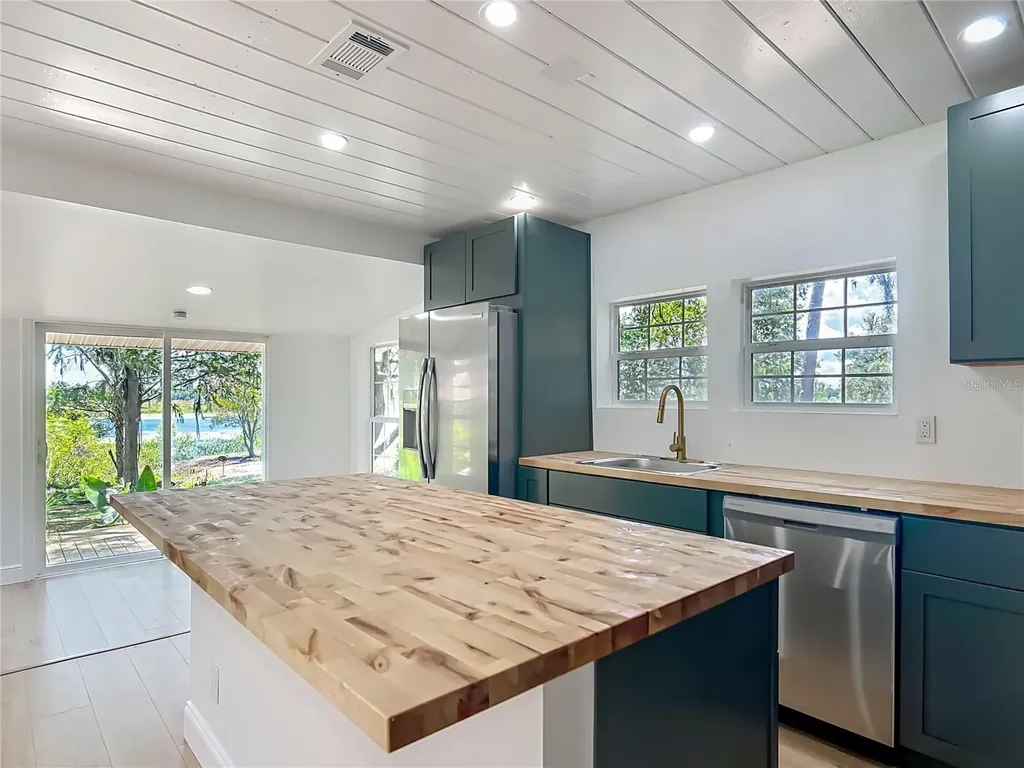 8781 S Lakeshore Drive Floral City FL 34436