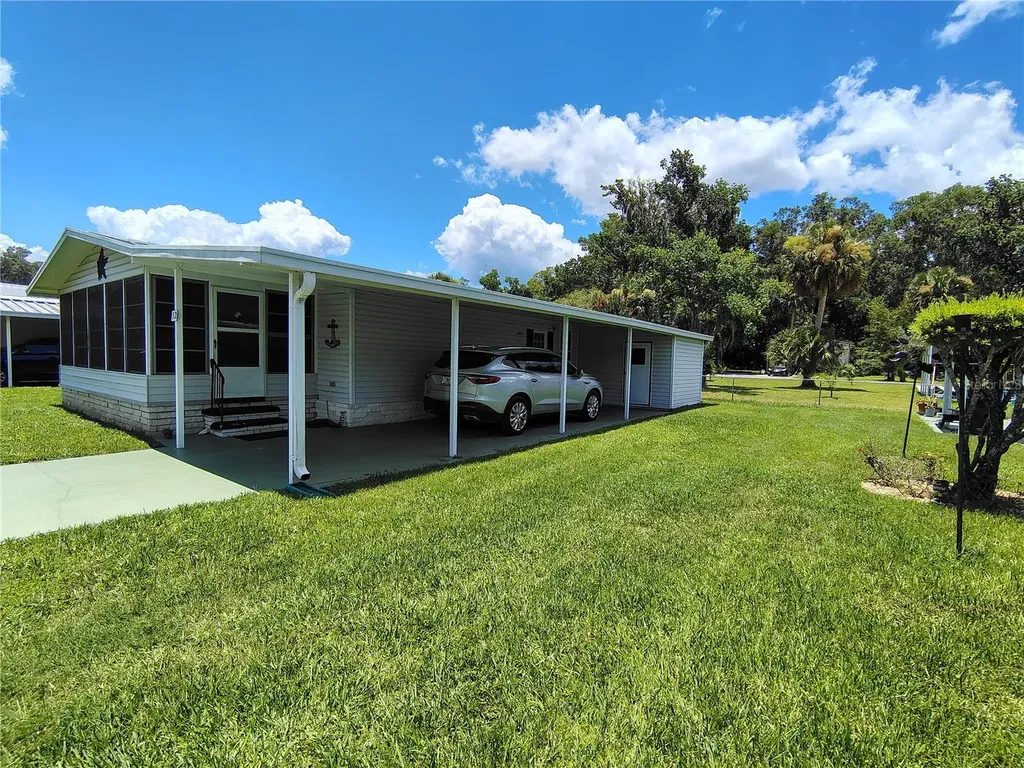 52 Outlet Drive Lake Panasoffkee FL 33538
