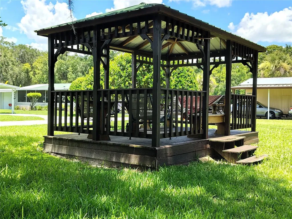 52 Outlet Drive Lake Panasoffkee FL 33538