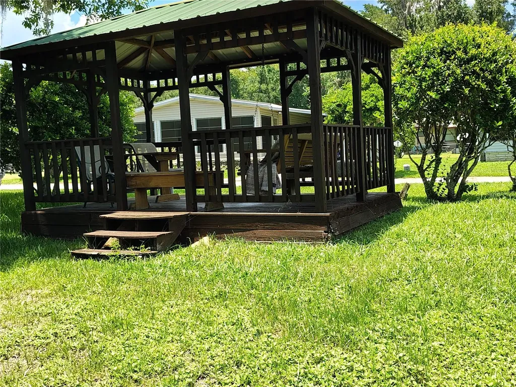 52 Outlet Drive Lake Panasoffkee FL 33538