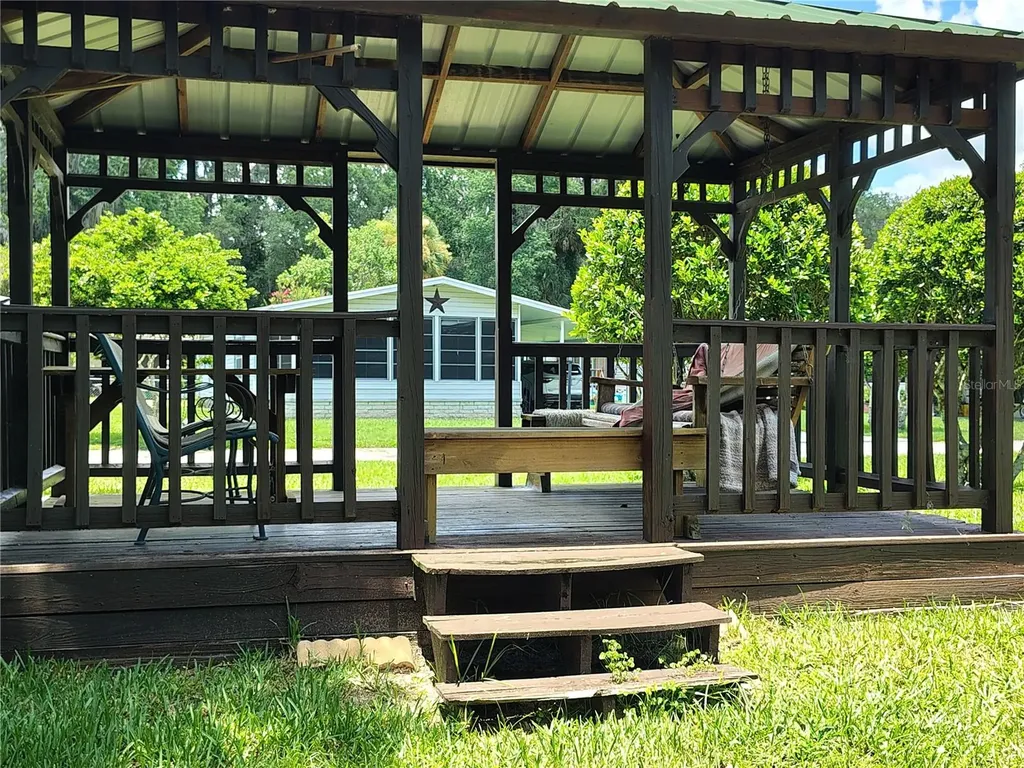 52 Outlet Drive Lake Panasoffkee FL 33538