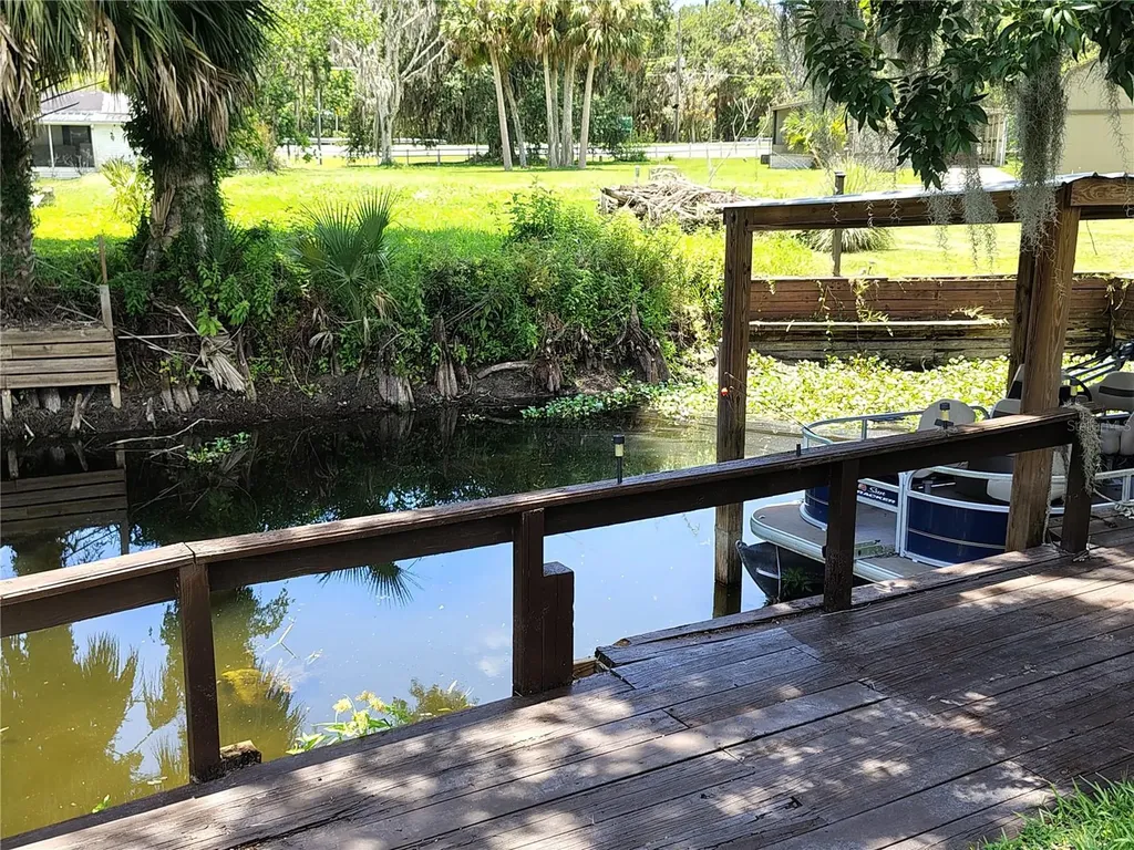 52 Outlet Drive Lake Panasoffkee FL 33538
