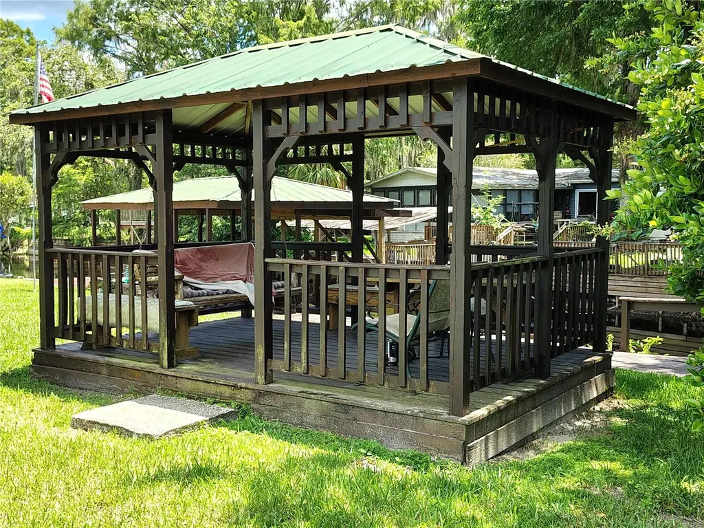 52 Outlet Drive Lake Panasoffkee FL 33538