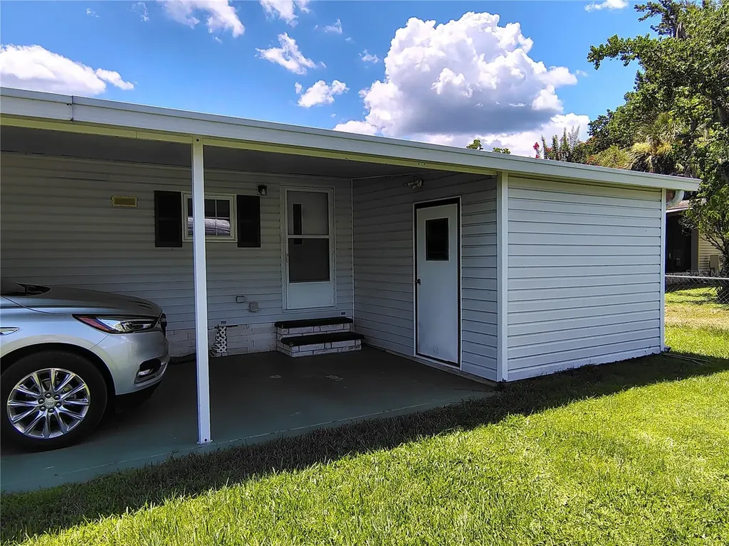 52 Outlet Drive Lake Panasoffkee FL 33538