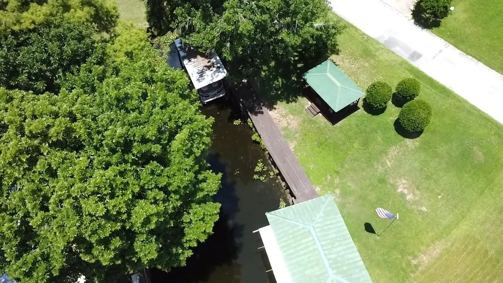 52 Outlet Drive Lake Panasoffkee FL 33538