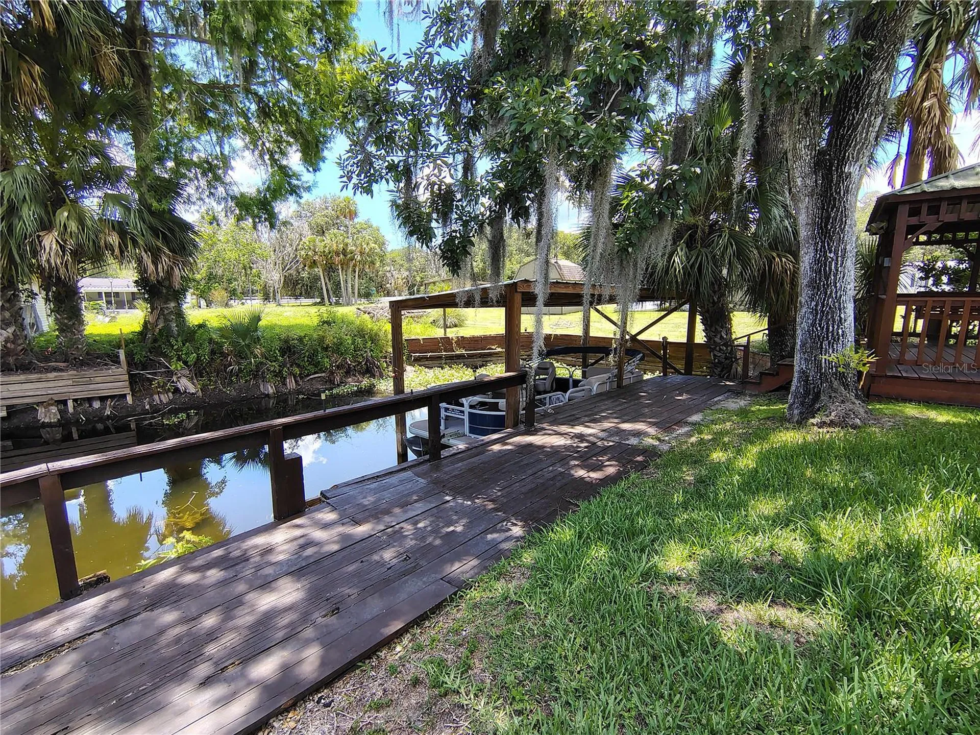 52 Outlet Drive Lake Panasoffkee FL 33538