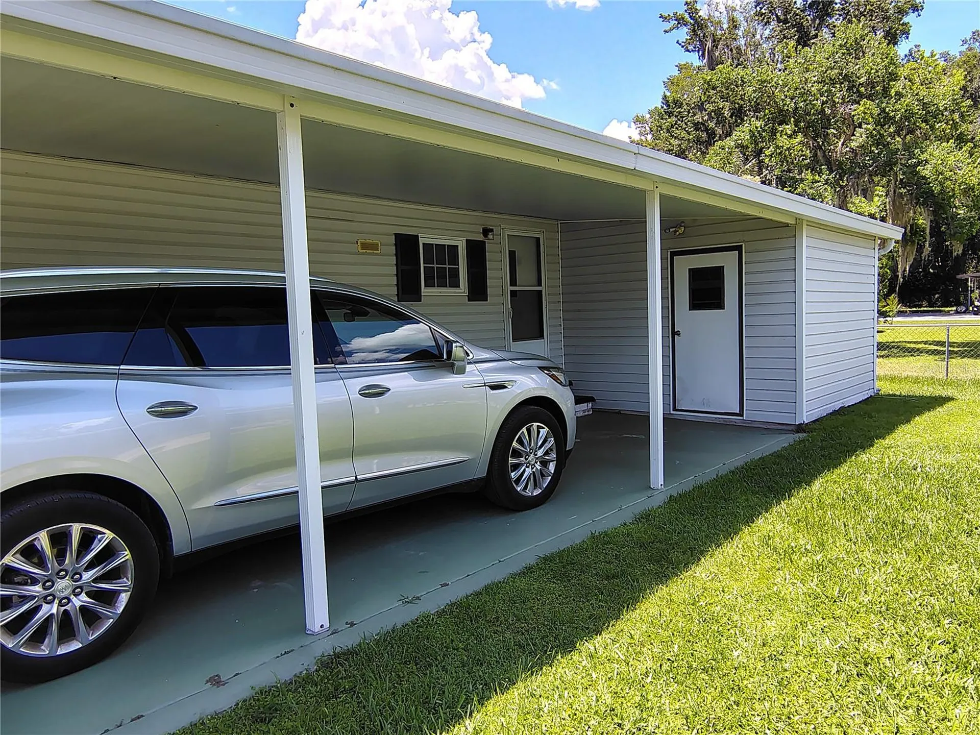52 Outlet Drive Lake Panasoffkee FL 33538