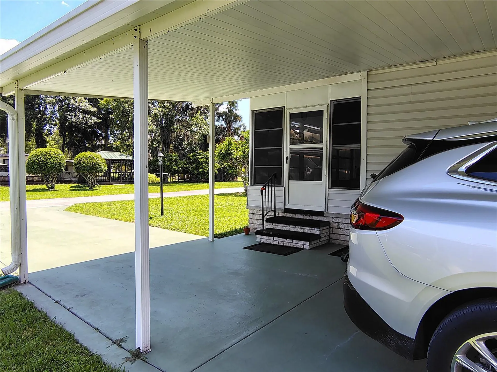 52 Outlet Drive Lake Panasoffkee FL 33538