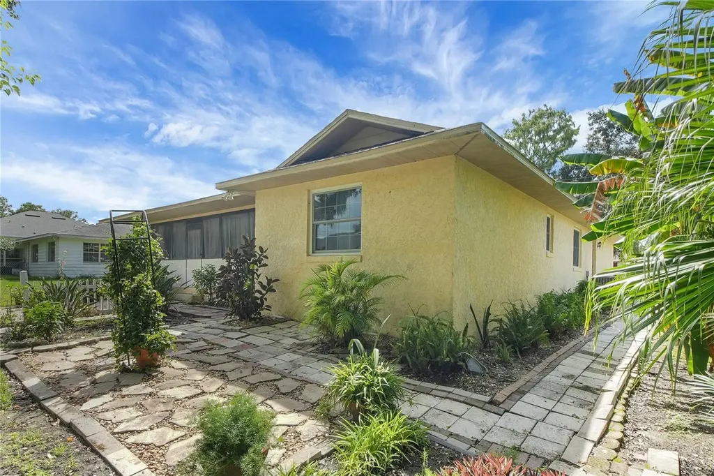 5 Magnolia Lane Yalaha FL 34797