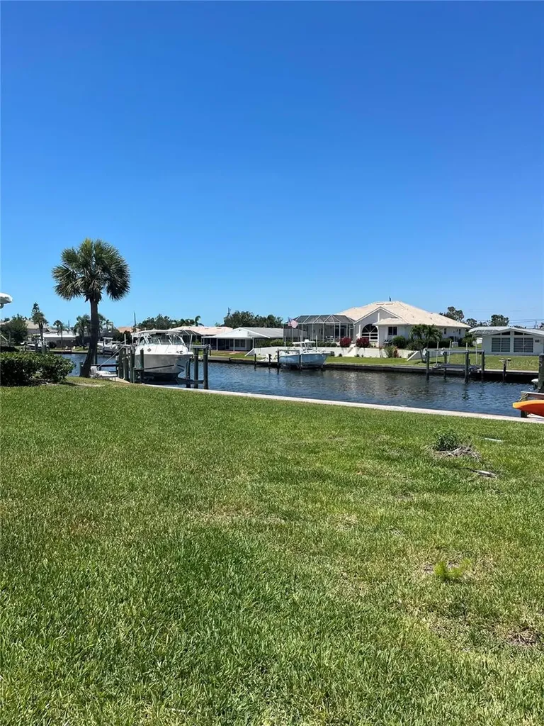 24 Oakwood Drive N Englewood FL 34223