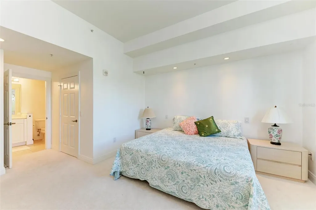 800 N Tamiami Trail Sarasota FL 34236