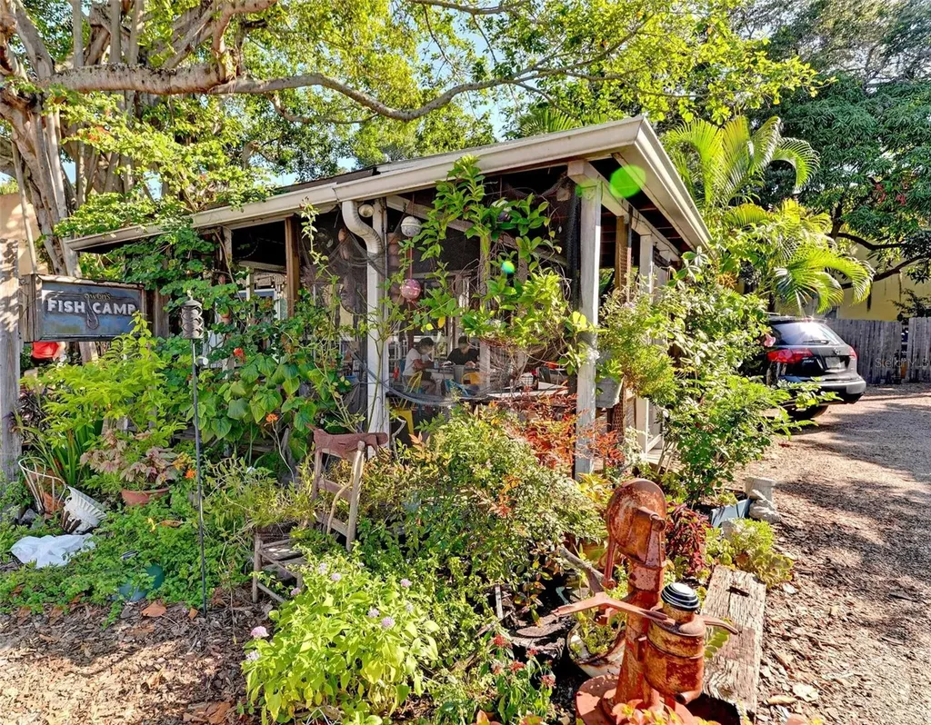 800 N Tamiami Trail Sarasota FL 34236