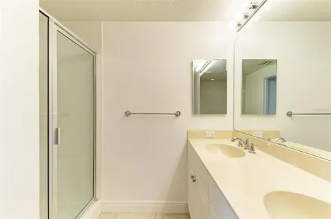 800 N Tamiami Trail Sarasota FL 34236