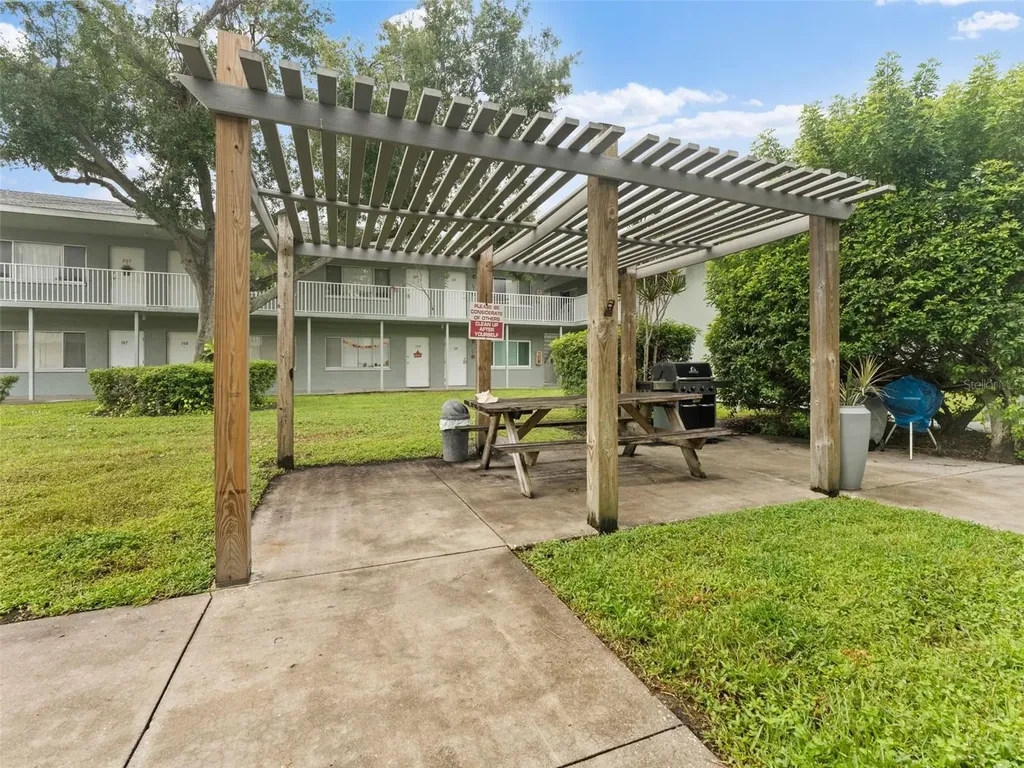 335 47th Avenue N St Petersburg FL 33703