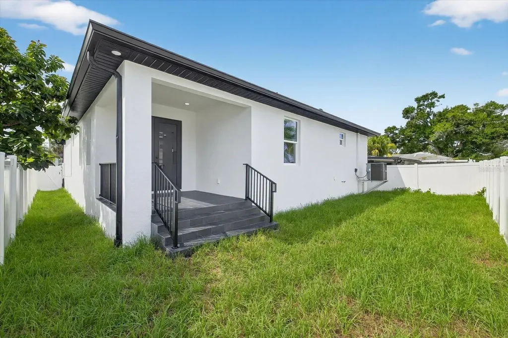 2719 W Saint John Street Tampa FL 33607