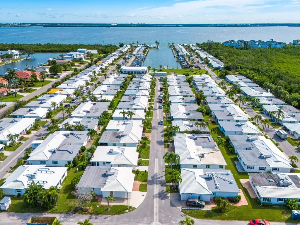 667 El Centro Longboat Key FL 34228