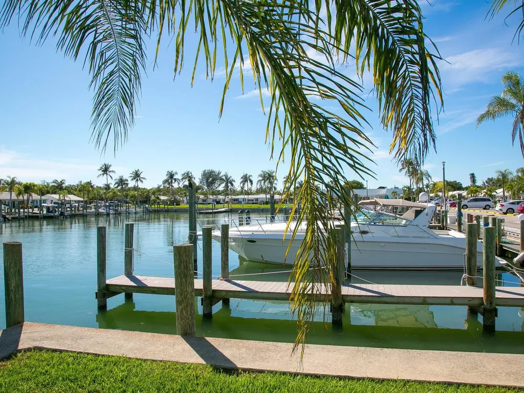 667 El Centro Longboat Key FL 34228