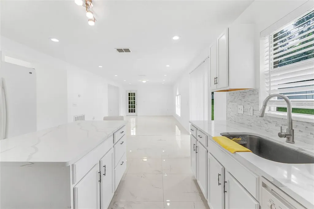 1961 Thorngate Lane Mascotte FL 34753