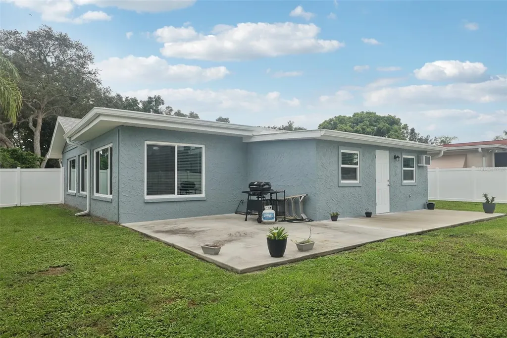 1004 Peninsula Avenue Tarpon Springs FL 34689