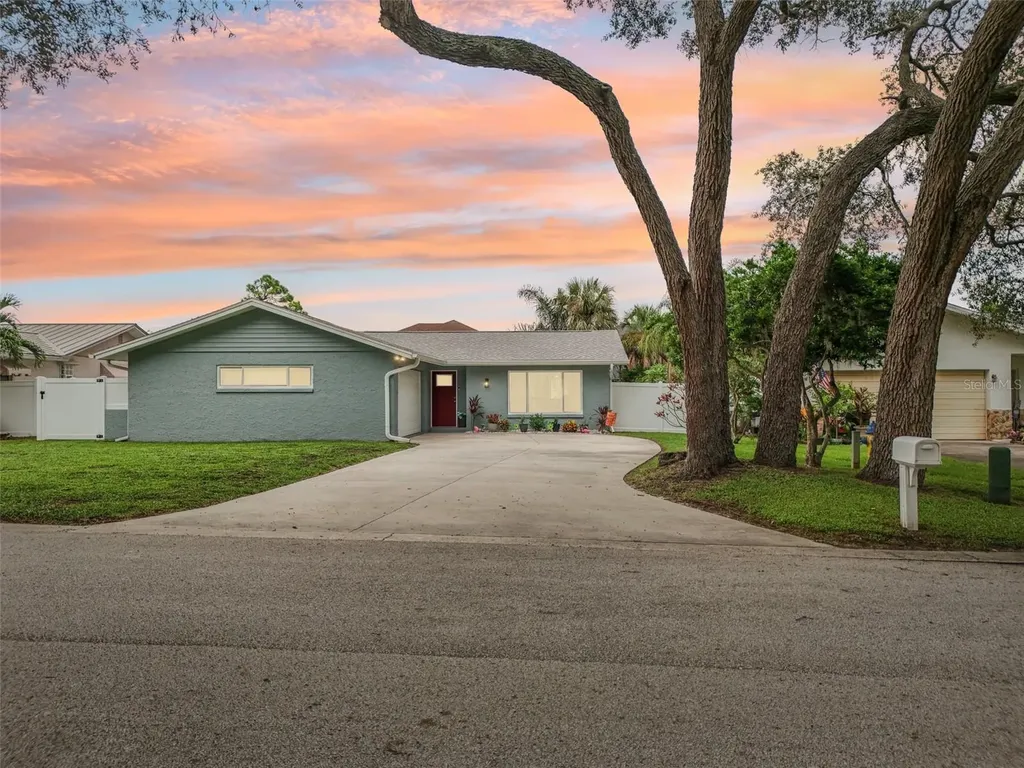 1004 Peninsula Avenue Tarpon Springs FL 34689