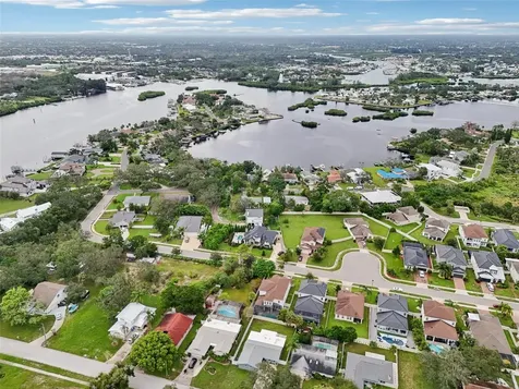 1004 Peninsula Avenue Tarpon Springs FL 34689