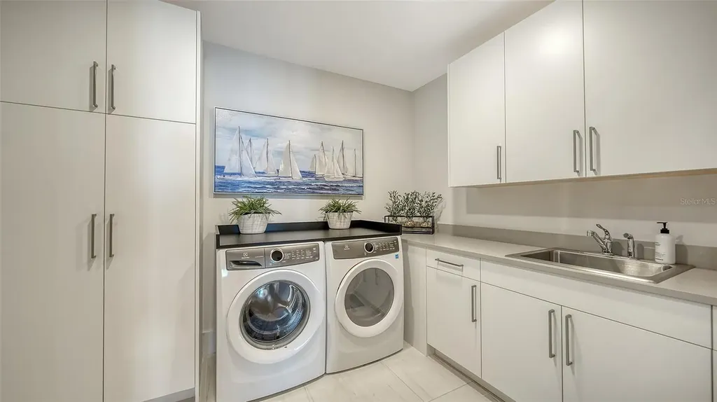 540 N Tamiami Trail Sarasota FL 34236