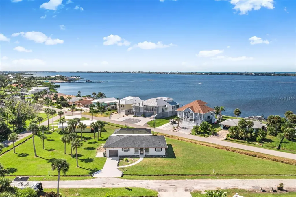 915 Suncrest Lane Englewood FL 34223