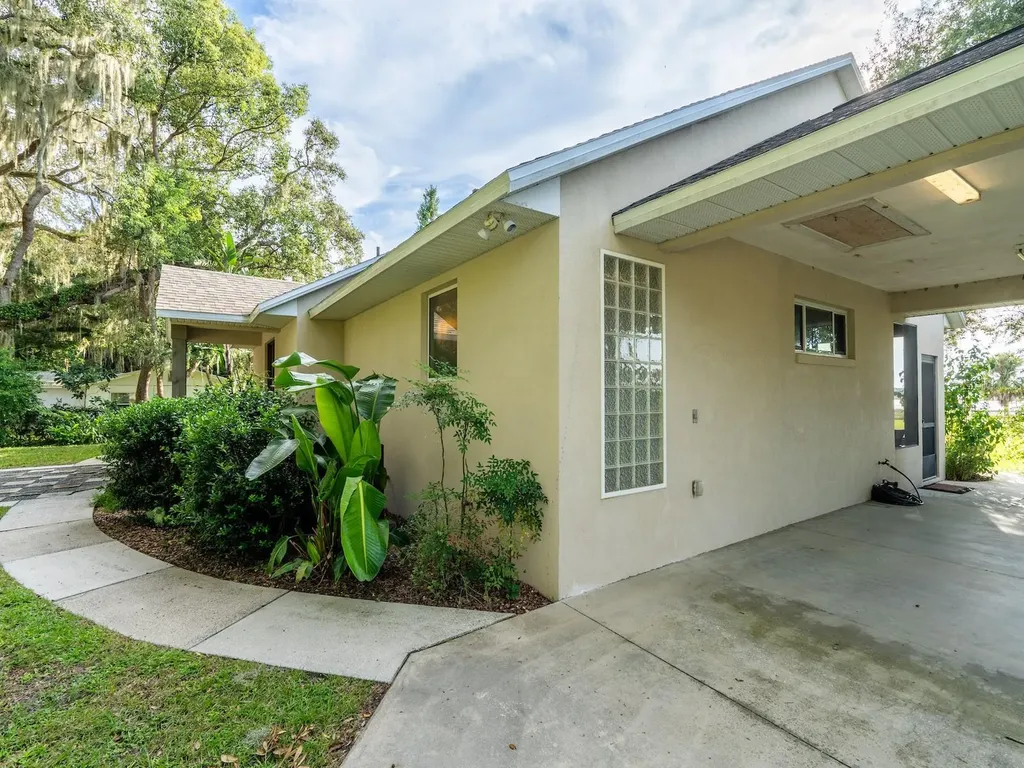 25212 E Highway 316 Salt Springs FL 32134