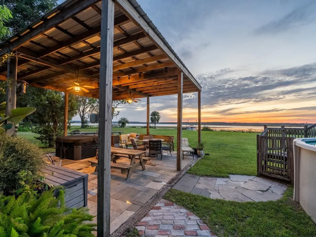 25212 E Highway 316 Salt Springs FL 32134