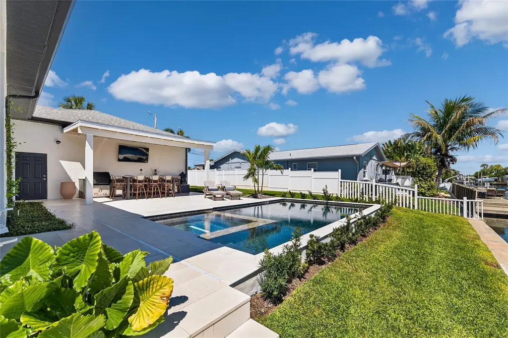 4091 13th Way NE St Petersburg FL 33703