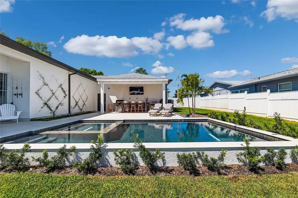 4091 13th Way NE St Petersburg FL 33703