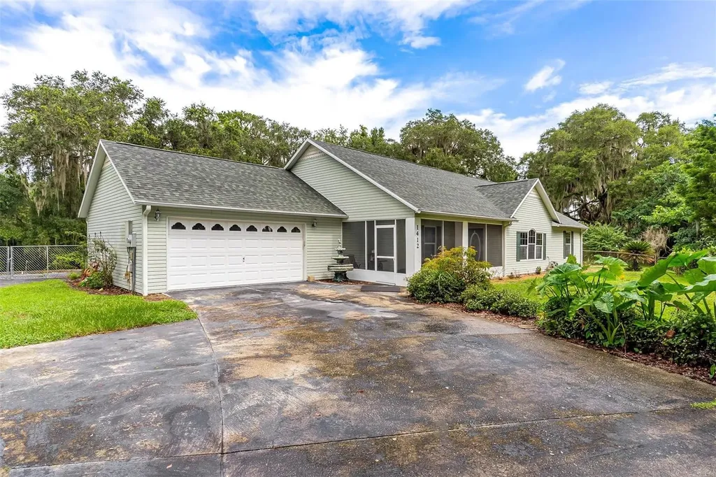 1412 Cr 448a Lake Panasoffkee FL 33538