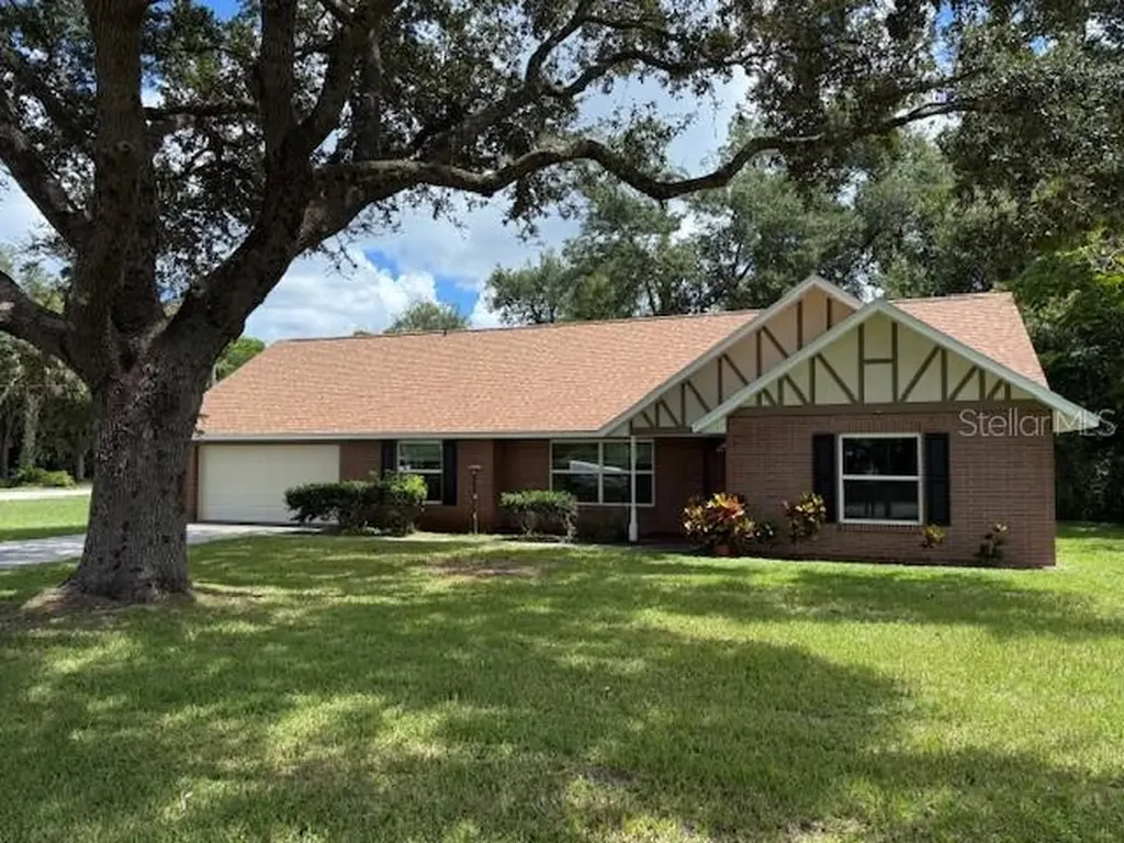 1207 N Amelia Avenue Deland FL 32724