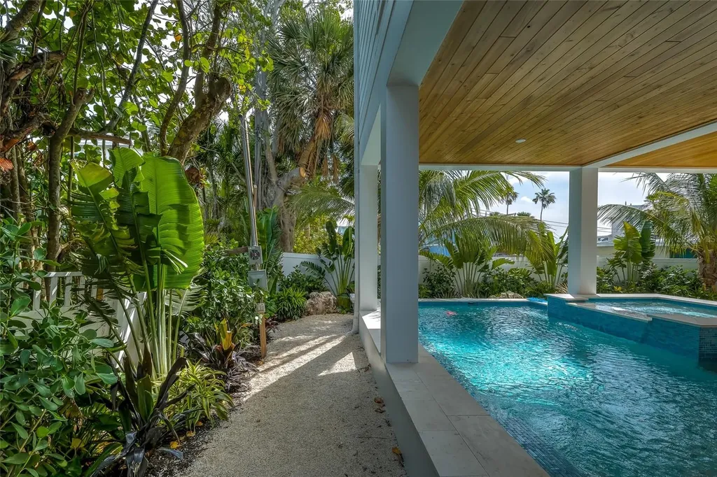 106 S 11th Bradenton Beach FL 34217