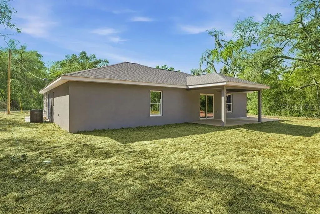11 Bay Place Ocklawaha FL 32179