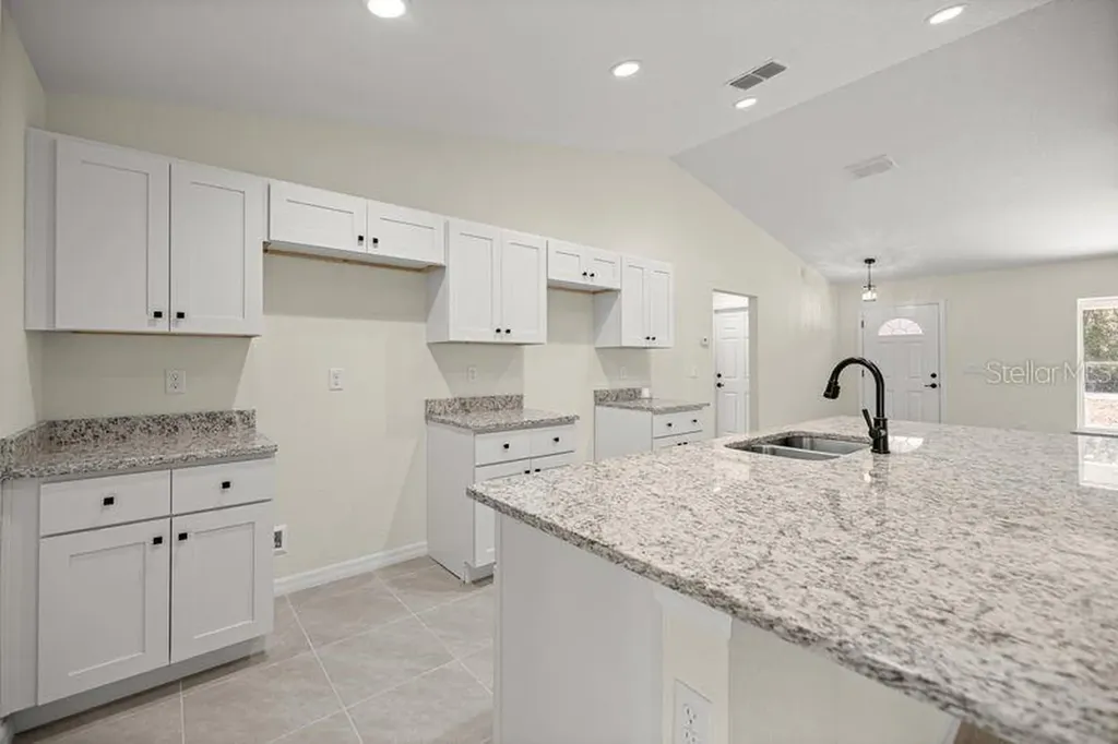 11 Bay Place Ocklawaha FL 32179