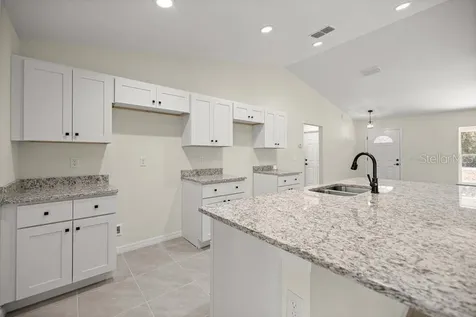 11 Bay Place Ocklawaha FL 32179