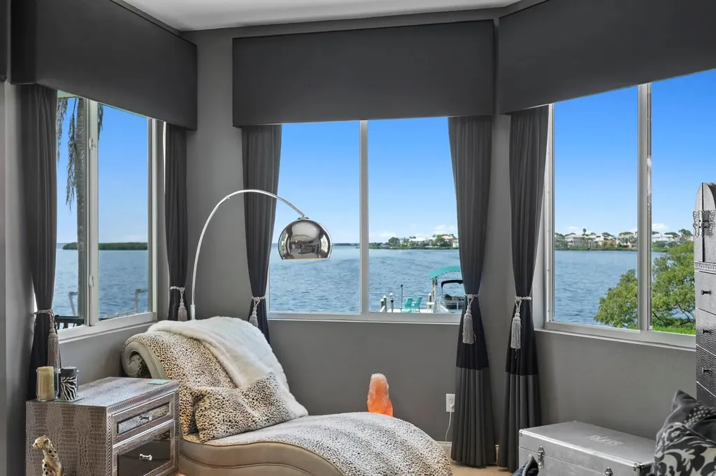 1632 Sea Breeze Drive Tarpon Springs FL 34689