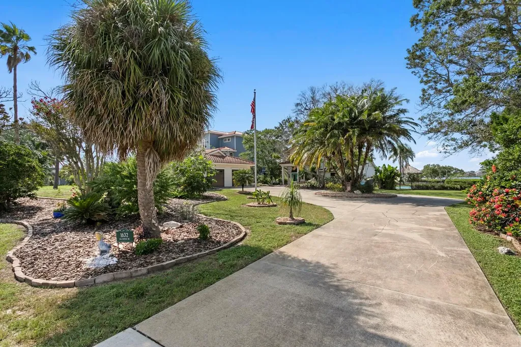1632 Sea Breeze Drive Tarpon Springs FL 34689