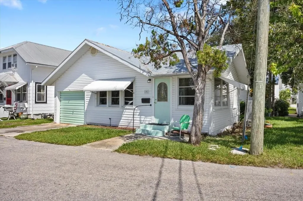 9 Seminole Drive Bradenton FL 34208