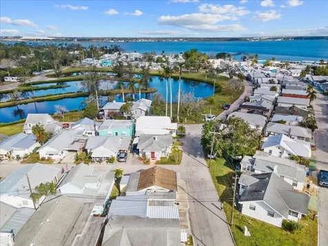 9 Seminole Drive Bradenton FL 34208