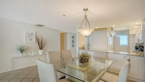1055 Gulf Of Mexico Drive Longboat Key FL 34228