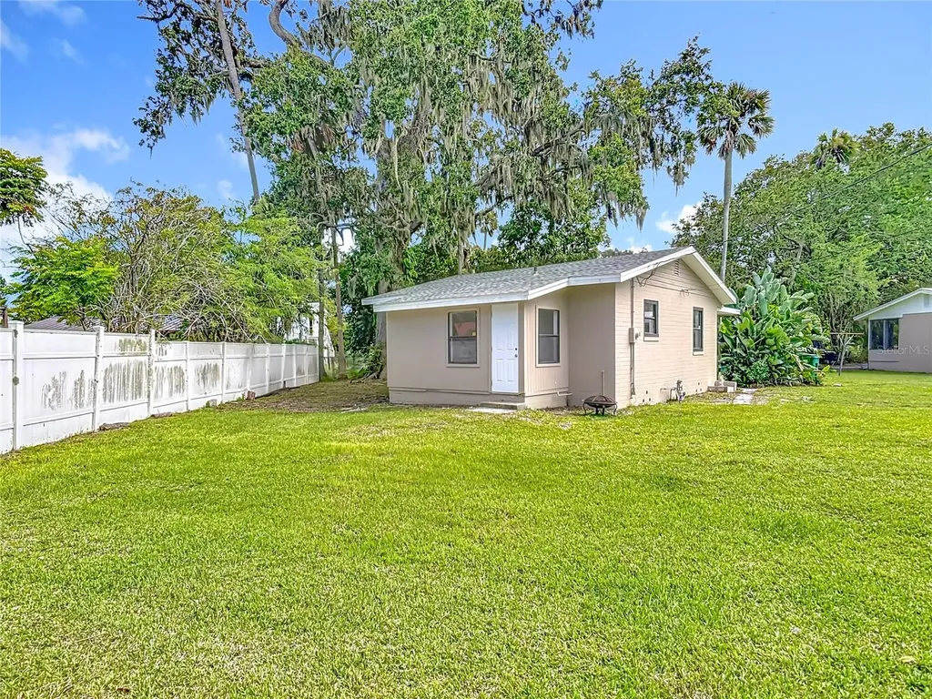 633 1/2 Elm Avenue Daytona Beach FL 32117