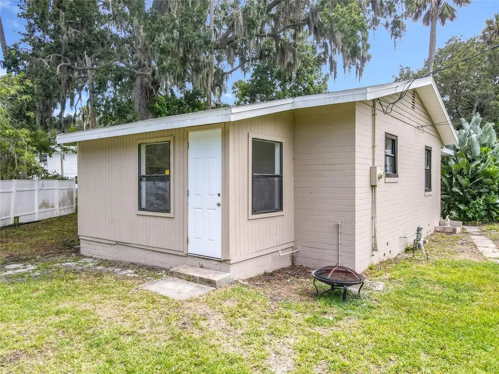 633 1/2 Elm Avenue Daytona Beach FL 32117