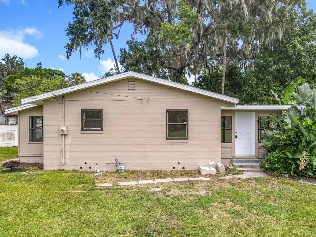 633 1/2 Elm Avenue Daytona Beach FL 32117