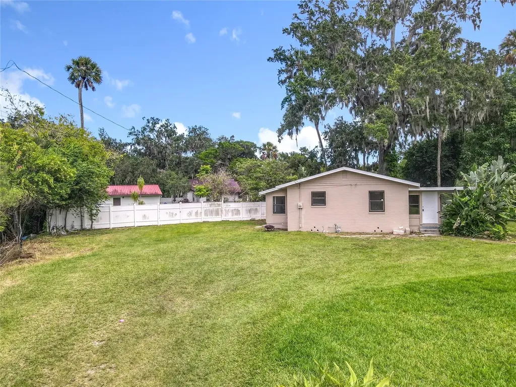 633 1/2 Elm Avenue Daytona Beach FL 32117