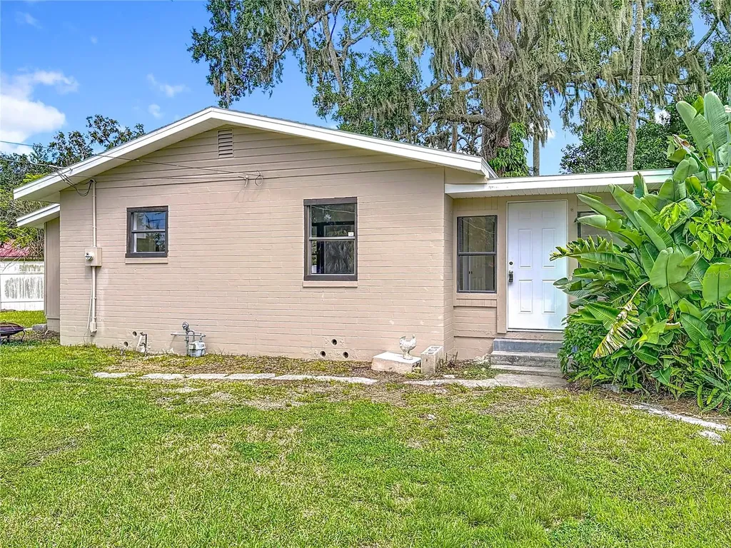 633 1/2 Elm Avenue Daytona Beach FL 32117